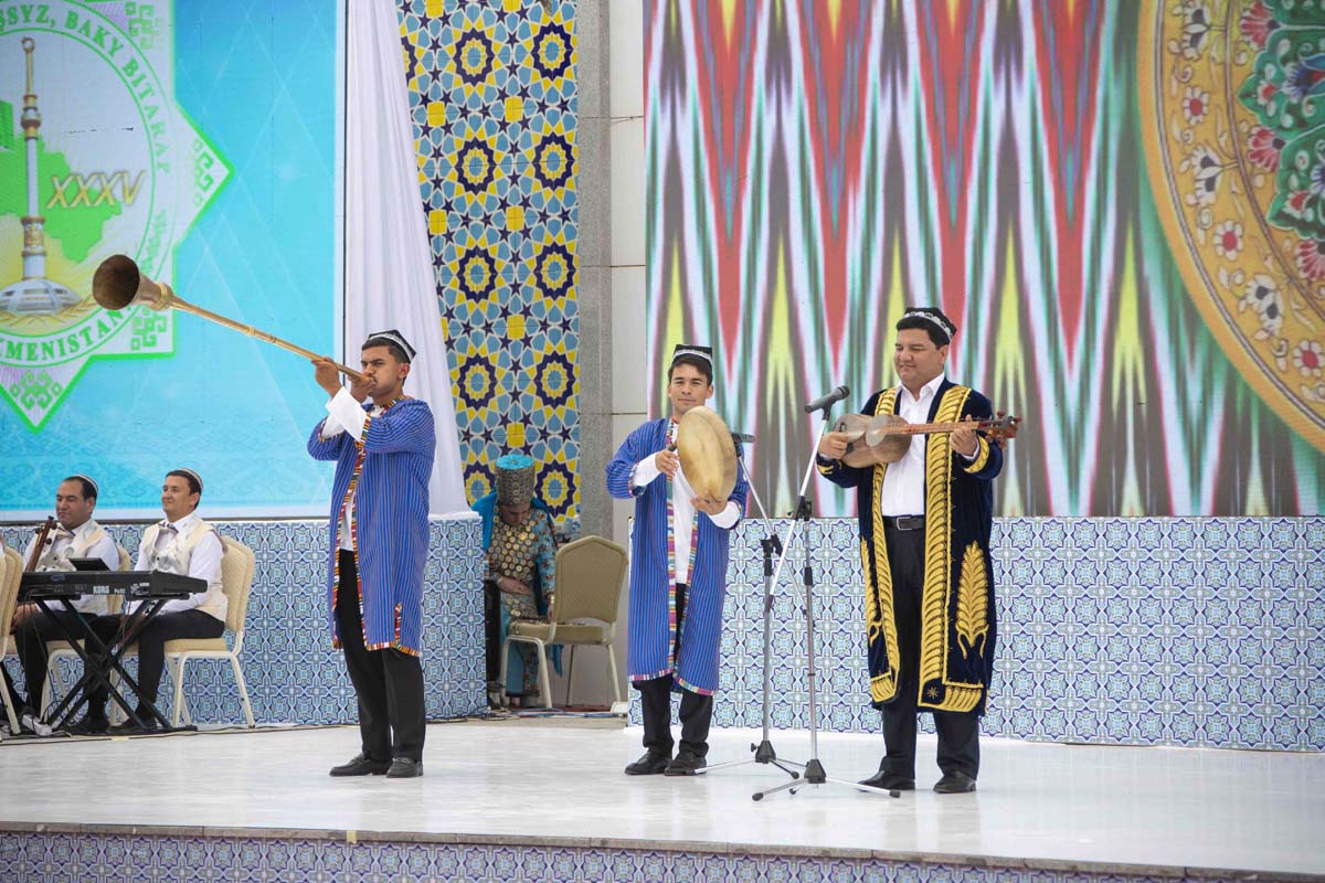 Праздничное торжество в честь достижений конников и нерушимой туркмено-узбекской дружбы